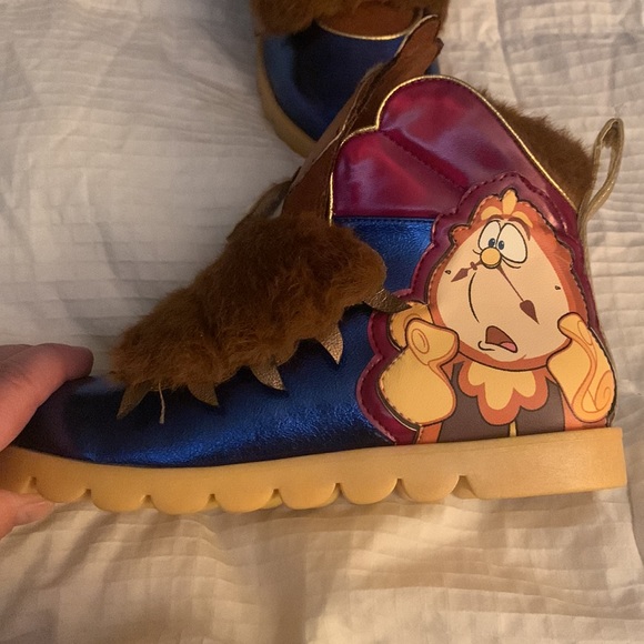 Amazingly cute beast boots.  Only worn in the house for trying on - Picture 2 of 6